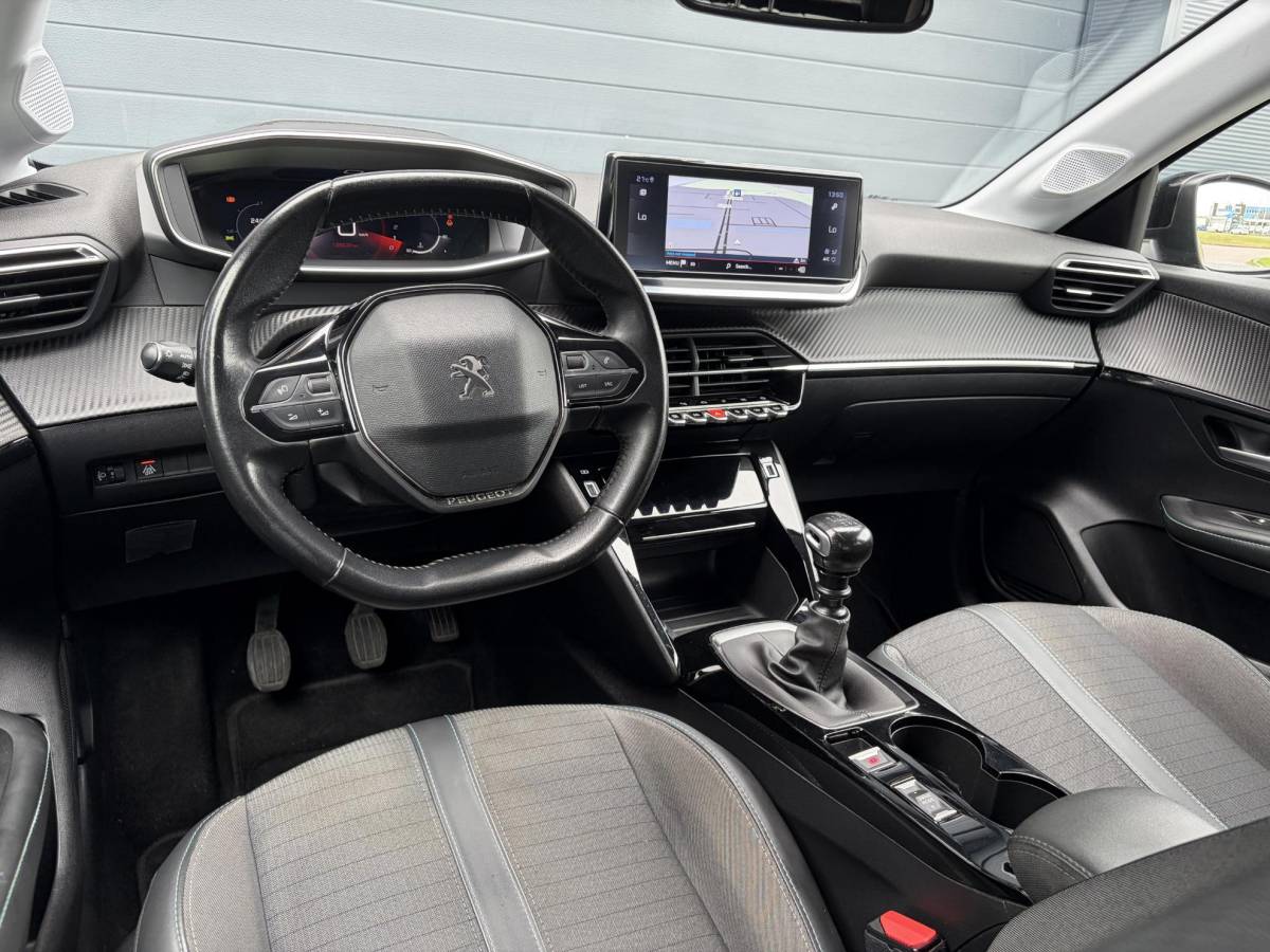 Peugeot 208 Peugeot 208 1.2 PureTech Allure ✓2e Eigenaar✓102pk✓360 ° Camera✓Carplay✓Pano✓Clima✓Cruise✓Lm velgen✓Halfleder✓Pdc V+A✓Recent beurt gehad✓Dealer Onderhouden✓6 Bak✓N.A.P✓Apk tot 07-2028