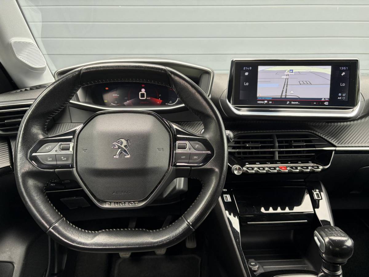Peugeot 208 Peugeot 208 1.2 PureTech Allure ✓2e Eigenaar✓102pk✓360 ° Camera✓Carplay✓Pano✓Clima✓Cruise✓Lm velgen✓Halfleder✓Pdc V+A✓Recent beurt gehad✓Dealer Onderhouden✓6 Bak✓N.A.P✓Apk tot 07-2028
