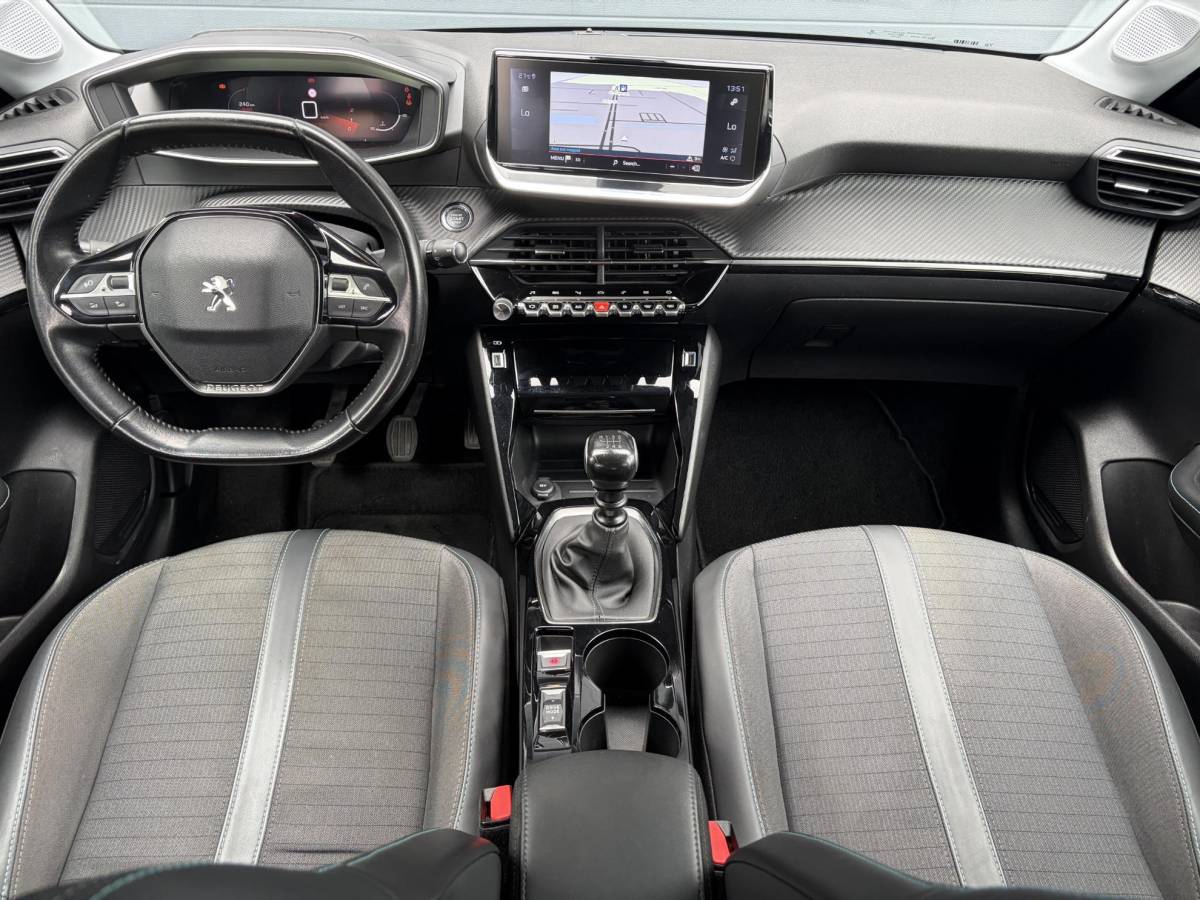 Peugeot 208 Peugeot 208 1.2 PureTech Allure ✓2e Eigenaar✓102pk✓360 ° Camera✓Carplay✓Pano✓Clima✓Cruise✓Lm velgen✓Halfleder✓Pdc V+A✓Recent beurt gehad✓Dealer Onderhouden✓6 Bak✓N.A.P✓Apk tot 07-2028