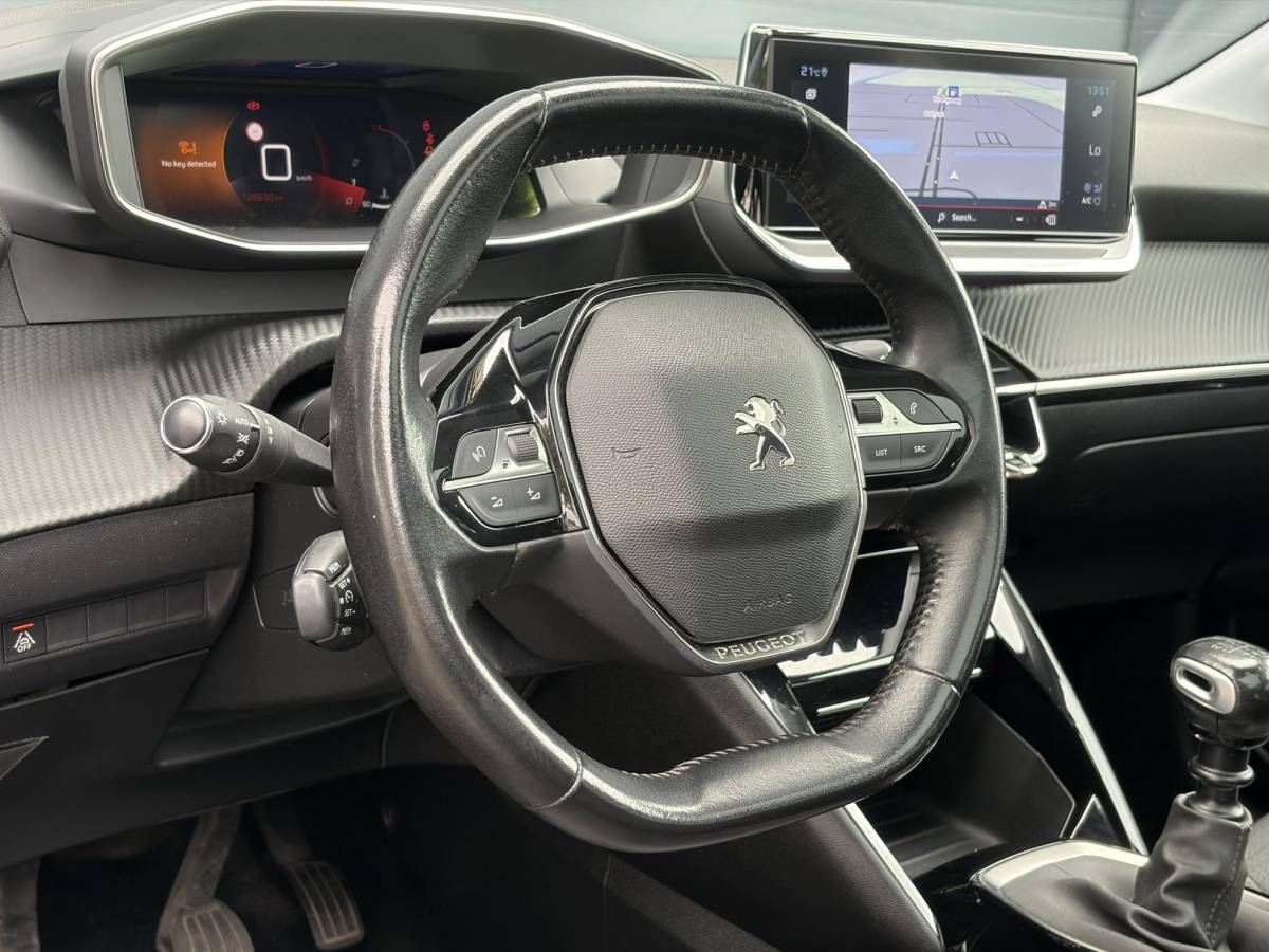 Peugeot 208 Peugeot 208 1.2 PureTech Allure ✓2e Eigenaar✓102pk✓360 ° Camera✓Carplay✓Pano✓Clima✓Cruise✓Lm velgen✓Halfleder✓Pdc V+A✓Recent beurt gehad✓Dealer Onderhouden✓6 Bak✓N.A.P✓Apk tot 07-2028
