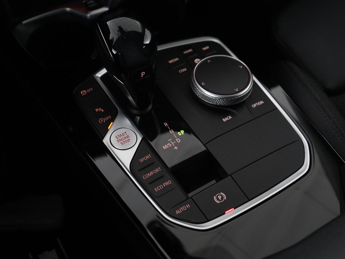 BMW 1 Serie BMW 1-serie 118i Business Edition | Half leder | Cruise control | Stoelverwarming | Navigatie | Carplay | Park assist | Climate control | Virtual dashboard | 17″ velgen