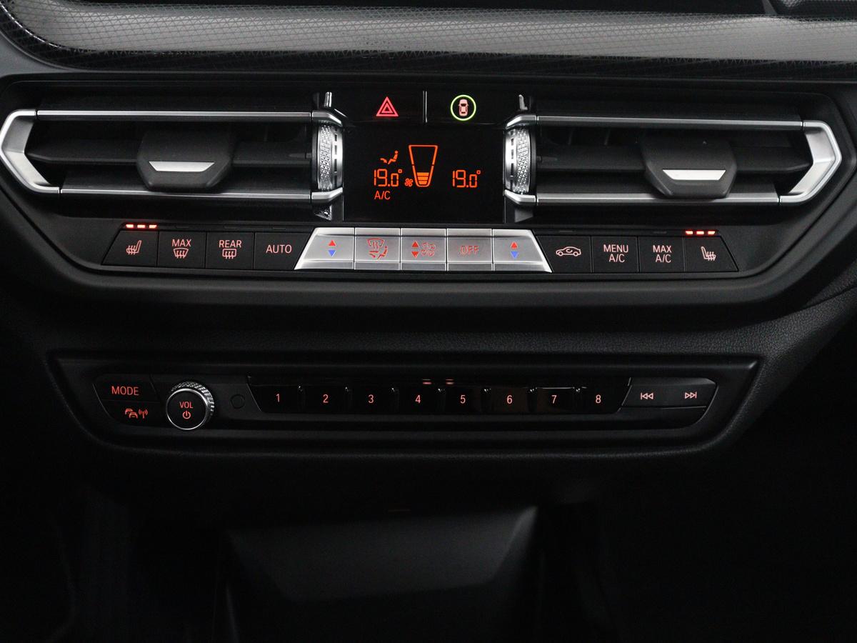 BMW 1 Serie BMW 1-serie 118i Business Edition | Half leder | Cruise control | Stoelverwarming | Navigatie | Carplay | Park assist | Climate control | Virtual dashboard | 17″ velgen