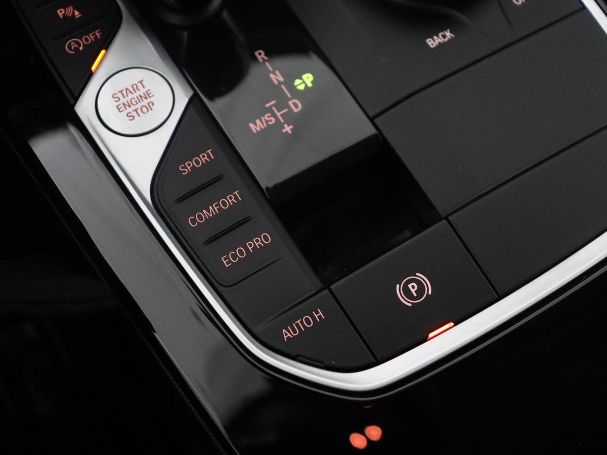 BMW 1 Serie BMW 1-serie 118i Business Edition | Half leder | Cruise control | Stoelverwarming | Navigatie | Carplay | Park assist | Climate control | Virtual dashboard | 17″ velgen