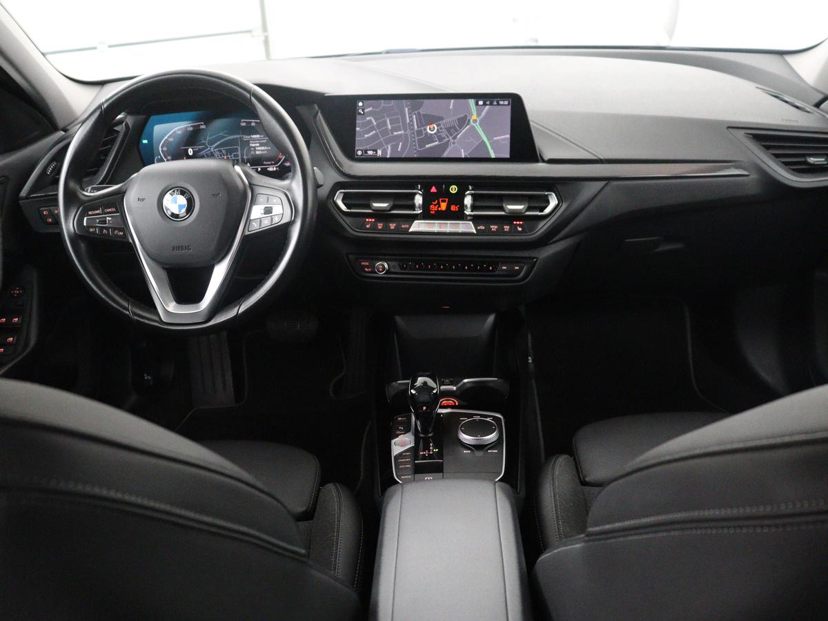 BMW 1 Serie BMW 1-serie 118i Business Edition | Half leder | Cruise control | Stoelverwarming | Navigatie | Carplay | Park assist | Climate control | Virtual dashboard | 17″ velgen