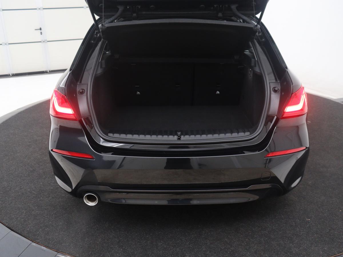 BMW 1 Serie BMW 1-serie 118i Business Edition | Half leder | Cruise control | Stoelverwarming | Navigatie | Carplay | Park assist | Climate control | Virtual dashboard | 17″ velgen