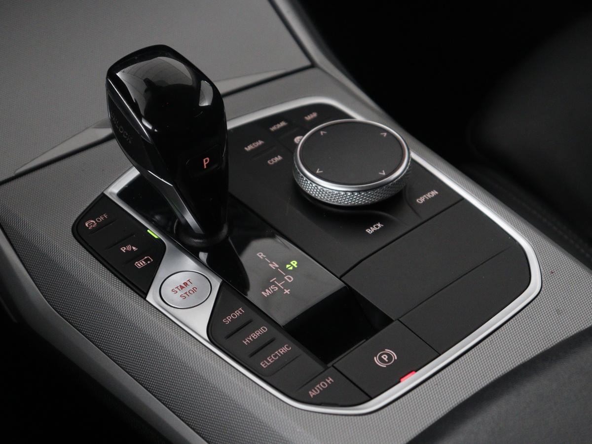 BMW 3 Serie BMW 3-serie Touring 320e Business Edition Plus | SOH 84,2% | Leder | Cruise control |  Stoelverwarming | Climate control | 3 zone klimaat | Navigatie | Bluetooth | Elektrische achterklep | Trekhaak
