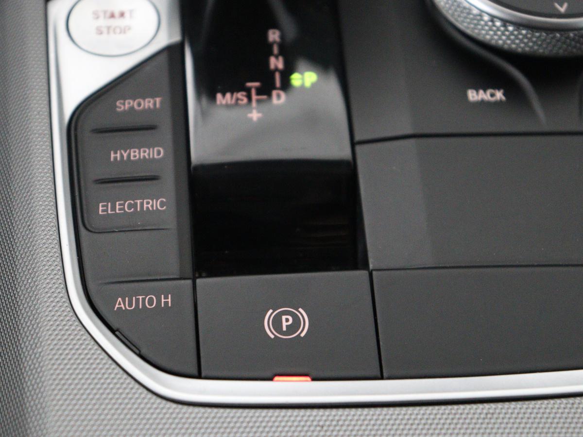 BMW 3 Serie BMW 3-serie Touring 320e Business Edition Plus | SOH 84,2% | Leder | Cruise control |  Stoelverwarming | Climate control | 3 zone klimaat | Navigatie | Bluetooth | Elektrische achterklep | Trekhaak