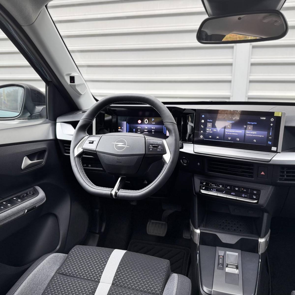 Opel Frontera Opel Frontera 1.2 Turbo Hybrid Ultimate 7p. NIEUWE AUTO!! | Stuurverwarming | Stoelverwarming | Draadloosopladen tel | PDC | Camera achter | Dodehoek detectie | Keyless entry | Keyless start | 7 Persoons auto!!