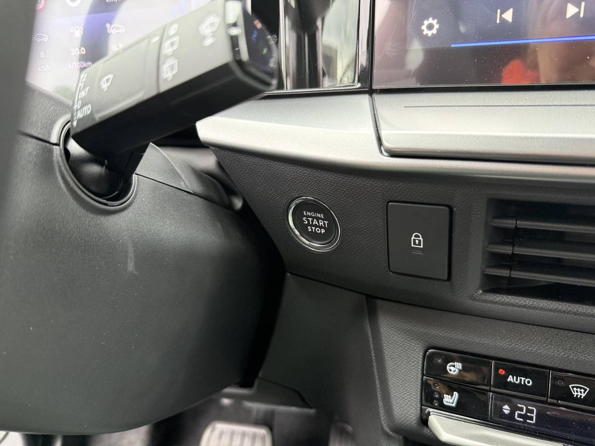 Opel Frontera Opel Frontera 1.2 Turbo Hybrid Ultimate 7p. NIEUWE AUTO!! | Stuurverwarming | Stoelverwarming | Draadloosopladen tel | PDC | Camera achter | Dodehoek detectie | Keyless entry | Keyless start | 7 Persoons auto!!