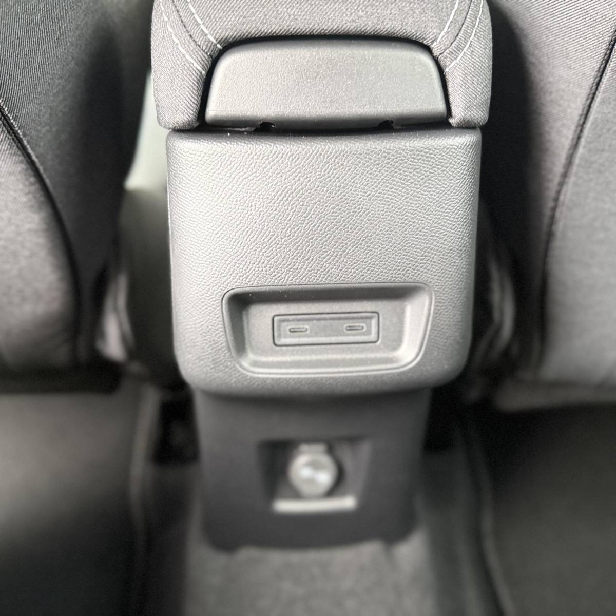 Opel Frontera Opel Frontera 1.2 Turbo Hybrid Ultimate 7p. NIEUWE AUTO!! | Stuurverwarming | Stoelverwarming | Draadloosopladen tel | PDC | Camera achter | Dodehoek detectie | Keyless entry | Keyless start | 7 Persoons auto!!