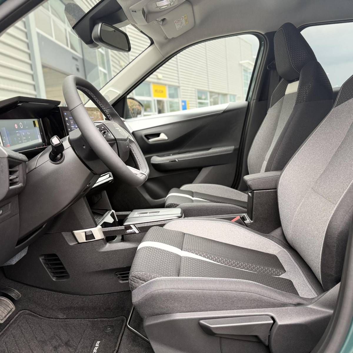 Opel Frontera Opel Frontera 1.2 Turbo Hybrid Ultimate 7p. NIEUWE AUTO!! | Stuurverwarming | Stoelverwarming | Draadloosopladen tel | PDC | Camera achter | Dodehoek detectie | Keyless entry | Keyless start | 7 Persoons auto!!