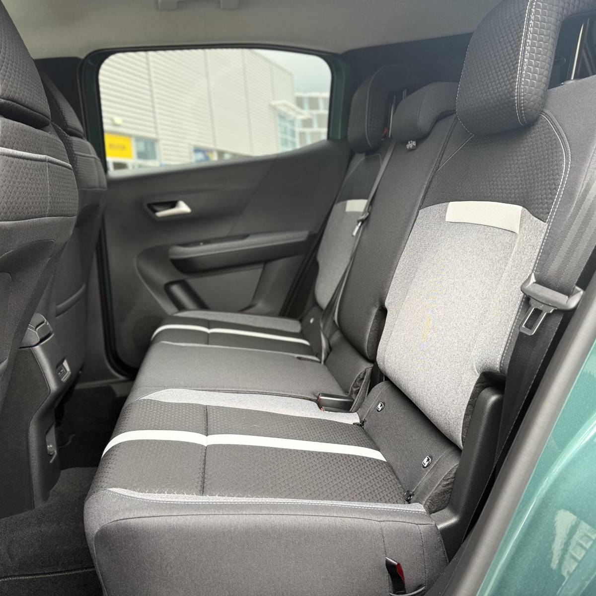 Opel Frontera Opel Frontera 1.2 Turbo Hybrid Ultimate 7p. NIEUWE AUTO!! | Stuurverwarming | Stoelverwarming | Draadloosopladen tel | PDC | Camera achter | Dodehoek detectie | Keyless entry | Keyless start | 7 Persoons auto!!