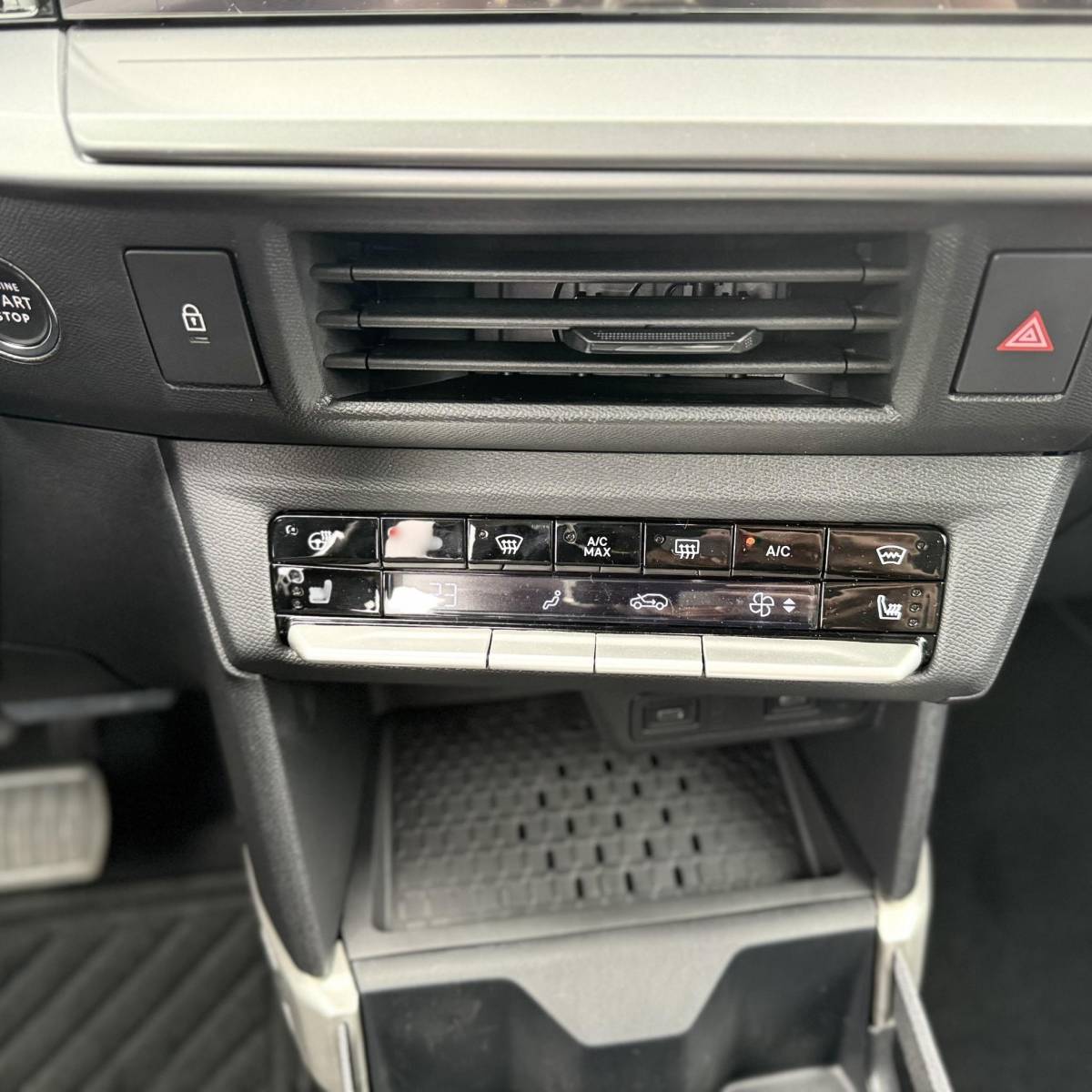 Opel Frontera Opel Frontera 1.2 Turbo Hybrid Ultimate 7p. NIEUWE AUTO!! | Stuurverwarming | Stoelverwarming | Draadloosopladen tel | PDC | Camera achter | Dodehoek detectie | Keyless entry | Keyless start | 7 Persoons auto!!