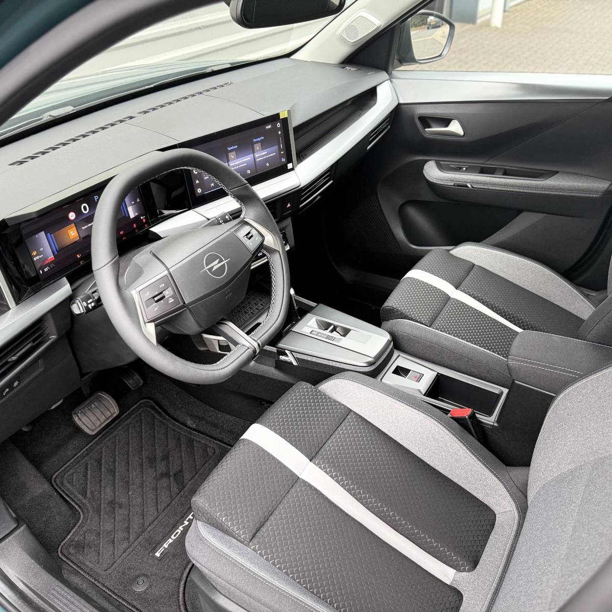 Opel Frontera Opel Frontera 1.2 Turbo Hybrid Ultimate 7p. NIEUWE AUTO!! | Stuurverwarming | Stoelverwarming | Draadloosopladen tel | PDC | Camera achter | Dodehoek detectie | Keyless entry | Keyless start | 7 Persoons auto!!