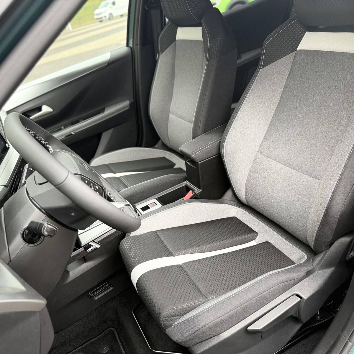 Opel Frontera Opel Frontera 1.2 Turbo Hybrid Ultimate 7p. NIEUWE AUTO!! | Stuurverwarming | Stoelverwarming | Draadloosopladen tel | PDC | Camera achter | Dodehoek detectie | Keyless entry | Keyless start | 7 Persoons auto!!