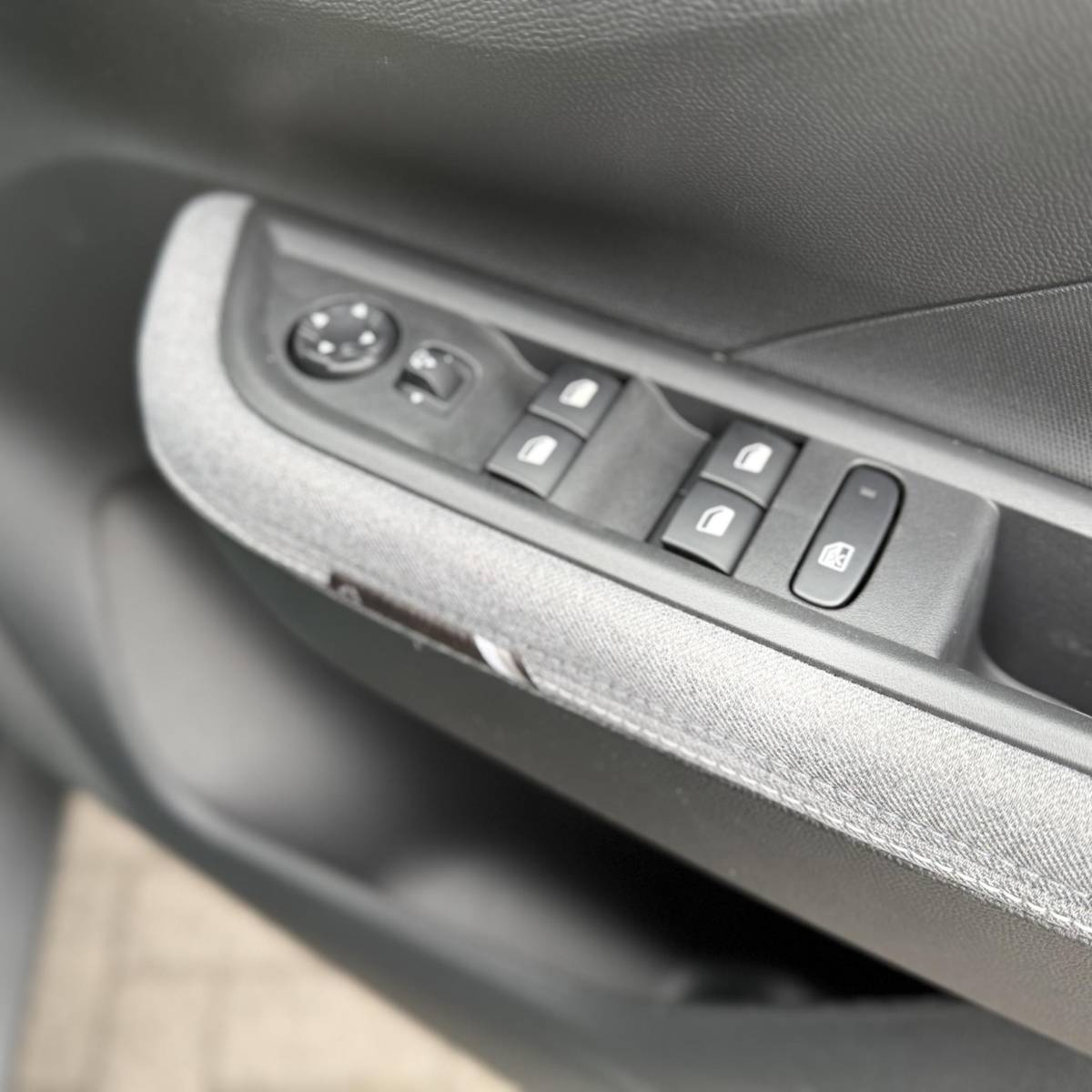 Opel Frontera Opel Frontera 1.2 Turbo Hybrid Ultimate 7p. NIEUWE AUTO!! | Stuurverwarming | Stoelverwarming | Draadloosopladen tel | PDC | Camera achter | Dodehoek detectie | Keyless entry | Keyless start | 7 Persoons auto!!