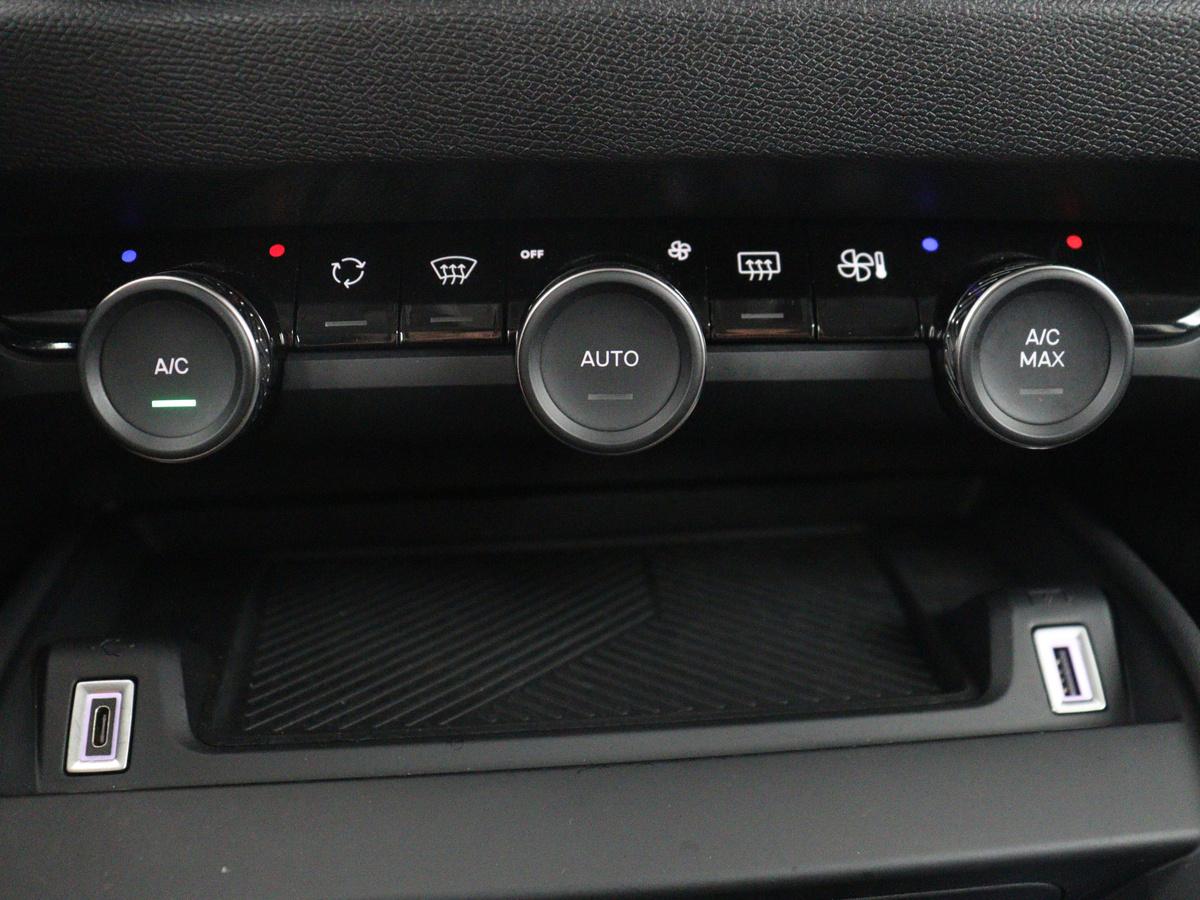 Citroën C4 Citroen C4 1.2 Puretech Feel | Cruise control | Navigatie | Camera |  Park assist | Carplay | Climate control | Trekhaak