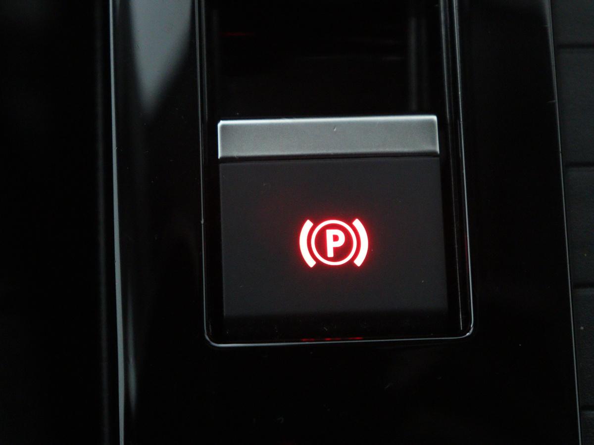Citroën C4 Citroen C4 1.2 Puretech Feel | Cruise control | Navigatie | Camera |  Park assist | Carplay | Climate control | Trekhaak