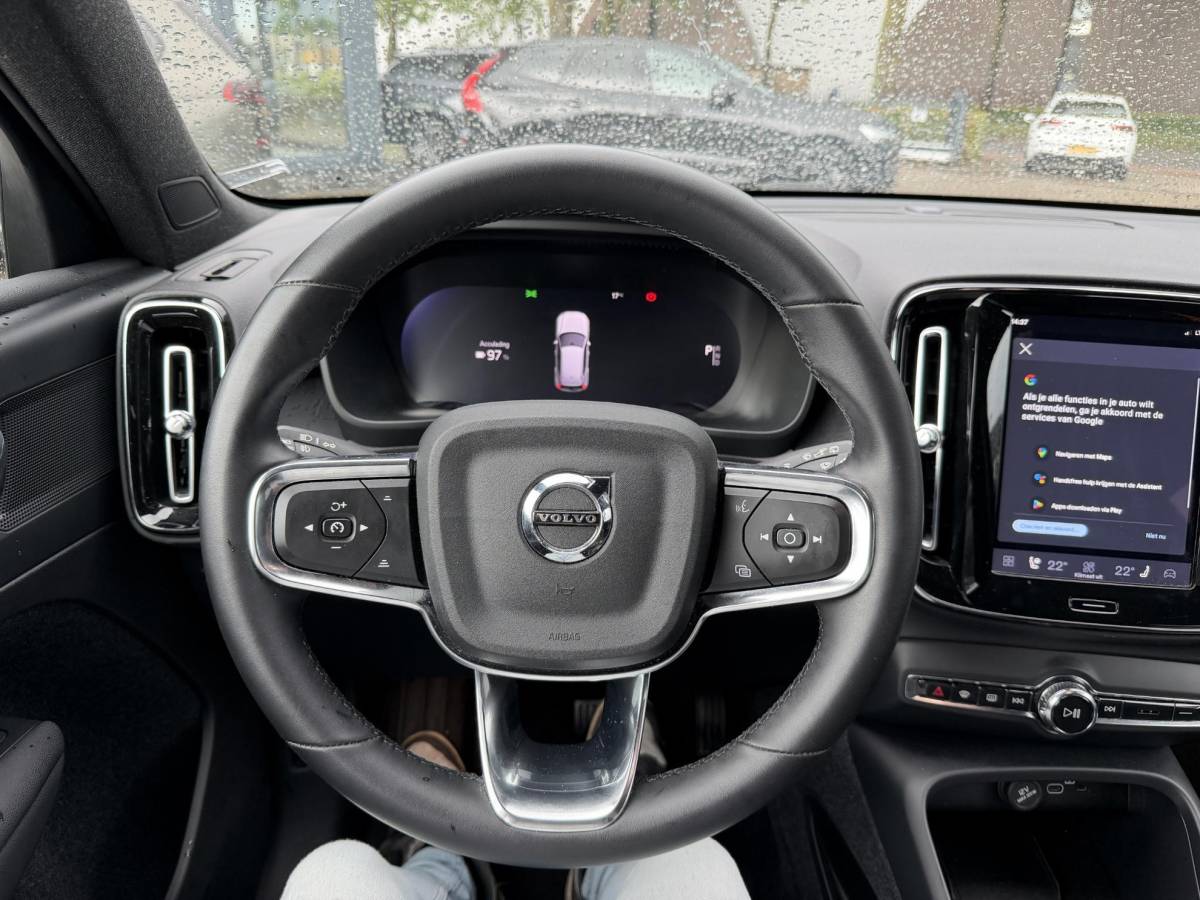 Volvo XC40 Volvo XC40 Single Motor Plus 69 kWh SOH 93% | ELEKTRISCHE KOFFERBAK | VOLVO DEALER ONDERHOUDEN | ADAPTIVE CRUISE CONTROL | STOEL- + STUURWIELVERWARMING | CAMERA | ALL-IN PRIJS INCL. 12 MND BOVAG GARANTIE