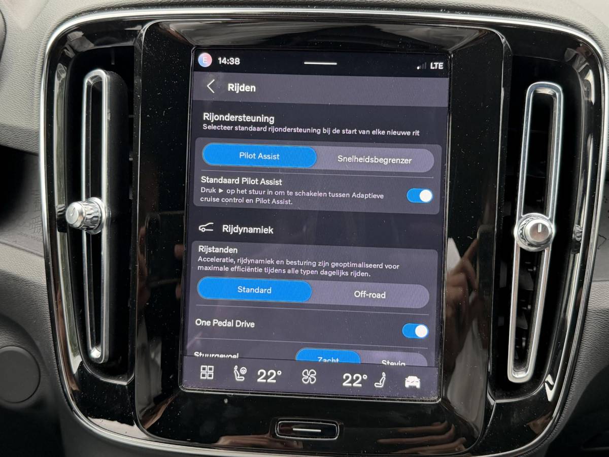 Volvo XC40 Volvo XC40 Single Motor Plus 69 kWh SOH 93% | ELEKTRISCHE KOFFERBAK | VOLVO DEALER ONDERHOUDEN | ADAPTIVE CRUISE CONTROL | STOEL- + STUURWIELVERWARMING | CAMERA | ALL-IN PRIJS INCL. 12 MND BOVAG GARANTIE
