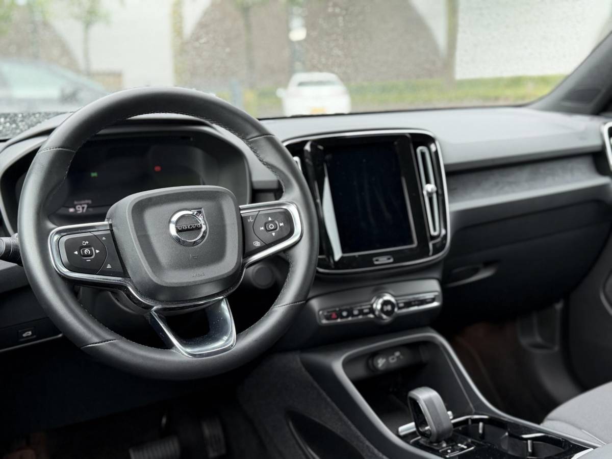 Volvo XC40 Volvo XC40 Single Motor Plus 69 kWh SOH 93% | ELEKTRISCHE KOFFERBAK | VOLVO DEALER ONDERHOUDEN | ADAPTIVE CRUISE CONTROL | STOEL- + STUURWIELVERWARMING | CAMERA | ALL-IN PRIJS INCL. 12 MND BOVAG GARANTIE