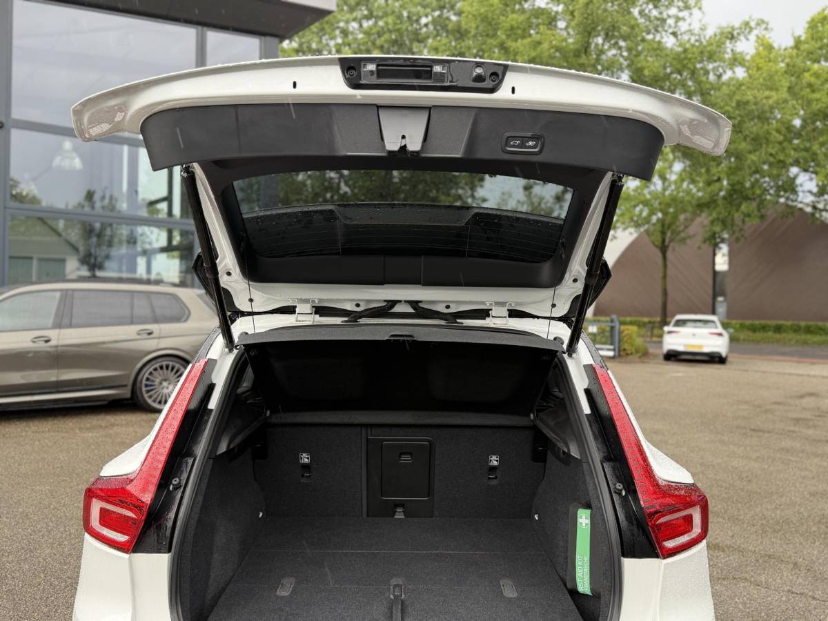Volvo XC40 Volvo XC40 Single Motor Plus 69 kWh SOH 93% | ELEKTRISCHE KOFFERBAK | VOLVO DEALER ONDERHOUDEN | ADAPTIVE CRUISE CONTROL | STOEL- + STUURWIELVERWARMING | CAMERA | ALL-IN PRIJS INCL. 12 MND BOVAG GARANTIE