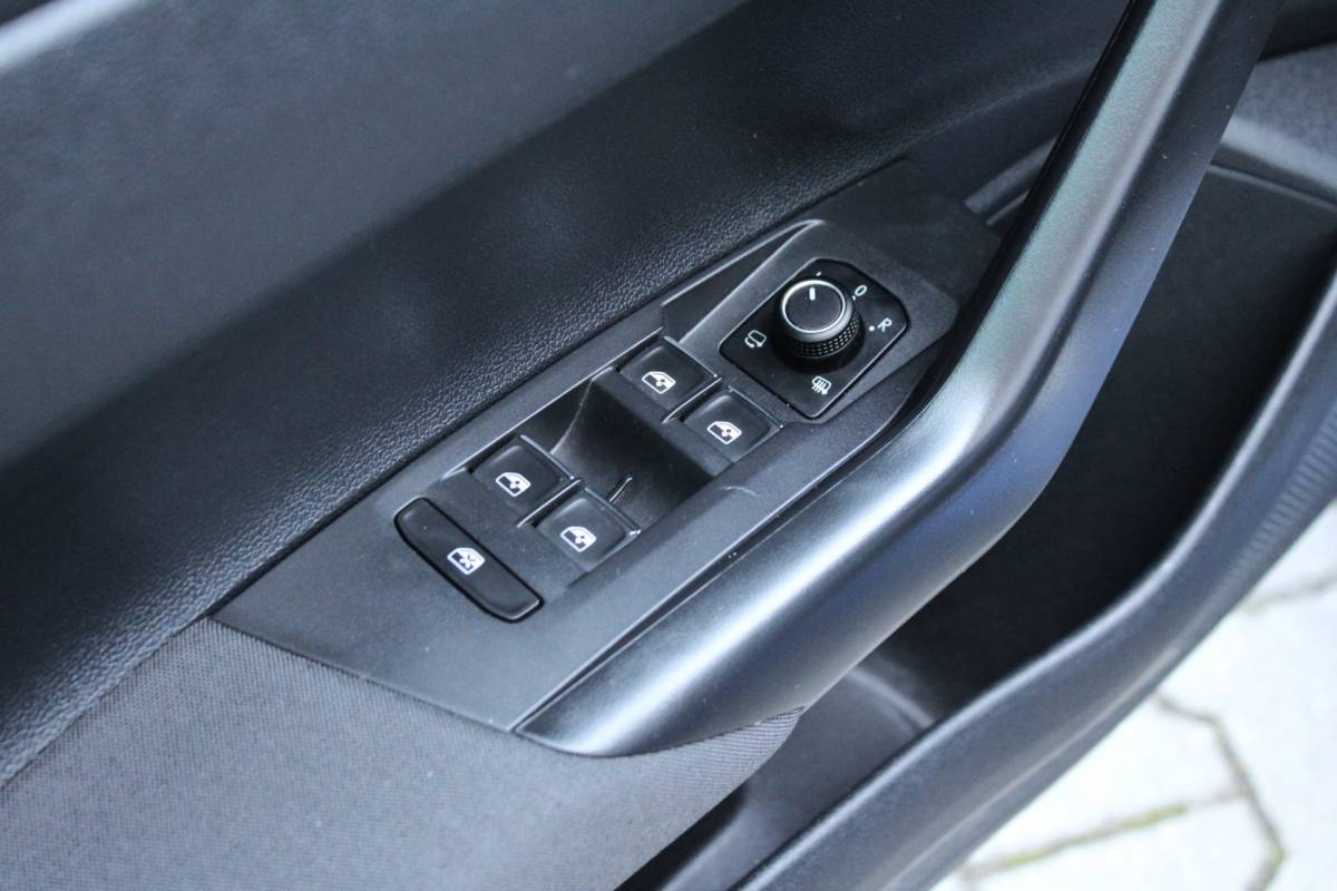 Volkswagen Polo Volkswagen Polo 1.5 TSI HIGHLINE BUSINESS R | R LINE | KEYLESS | 17″ | CAMERA | BEATS | LED | DODEHOEK | ACC | PANO | 1E EIG!