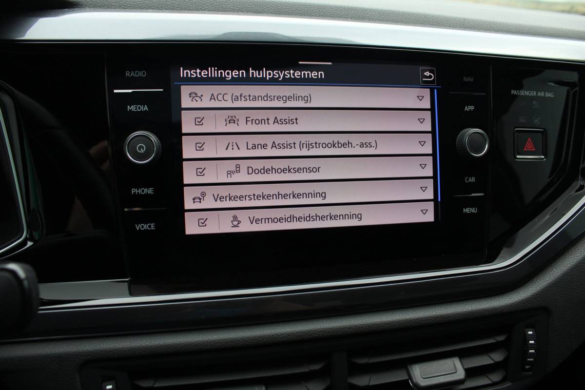 Volkswagen Polo Volkswagen Polo 1.5 TSI HIGHLINE BUSINESS R | R LINE | KEYLESS | 17″ | CAMERA | BEATS | LED | DODEHOEK | ACC | PANO | 1E EIG!