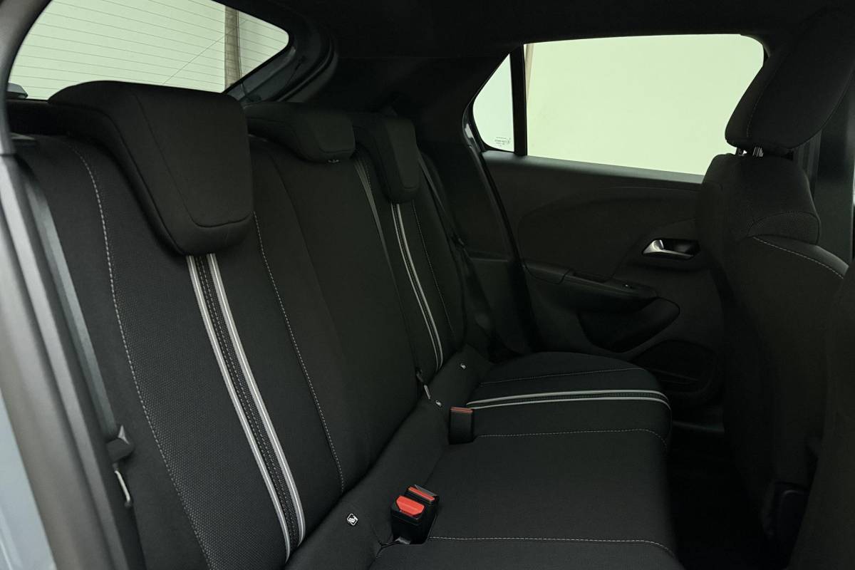Opel Corsa Opel Corsa 1.2 Turbo 100pk GS | Navigatie | Climate control | Camera | Draadloze telefoonlader | Parkeersensoren | Keyless | Lichtmetalen velgen | Extra getint glas