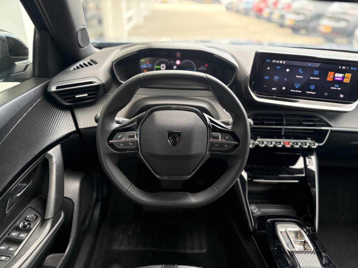Peugeot e-2008 Peugeot e-2008 EV Allure 54 kWh | tot 406km WLTP range | Parkeersensoren voor + achter | Draadloos Apple Carplay/Android Auto | Cruise Control | Privacy Glass
