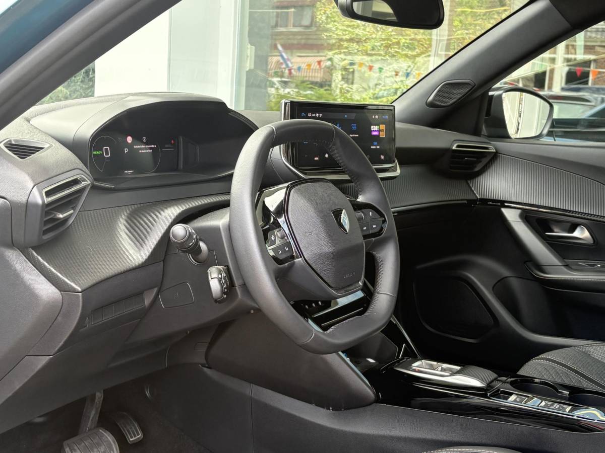 Peugeot e-2008 Peugeot e-2008 EV Allure 54 kWh | tot 406km WLTP range | Parkeersensoren voor + achter | Draadloos Apple Carplay/Android Auto | Cruise Control | Privacy Glass