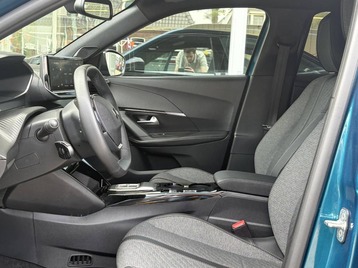 Peugeot e-2008 Peugeot e-2008 EV Allure 54 kWh | tot 406km WLTP range | Parkeersensoren voor + achter | Draadloos Apple Carplay/Android Auto | Cruise Control | Privacy Glass