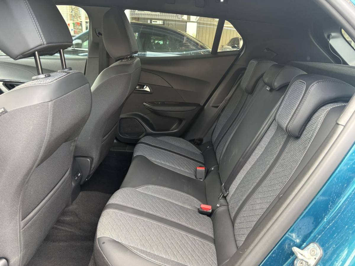 Peugeot e-2008 Peugeot e-2008 EV Allure 54 kWh | tot 406km WLTP range | Parkeersensoren voor + achter | Draadloos Apple Carplay/Android Auto | Cruise Control | Privacy Glass