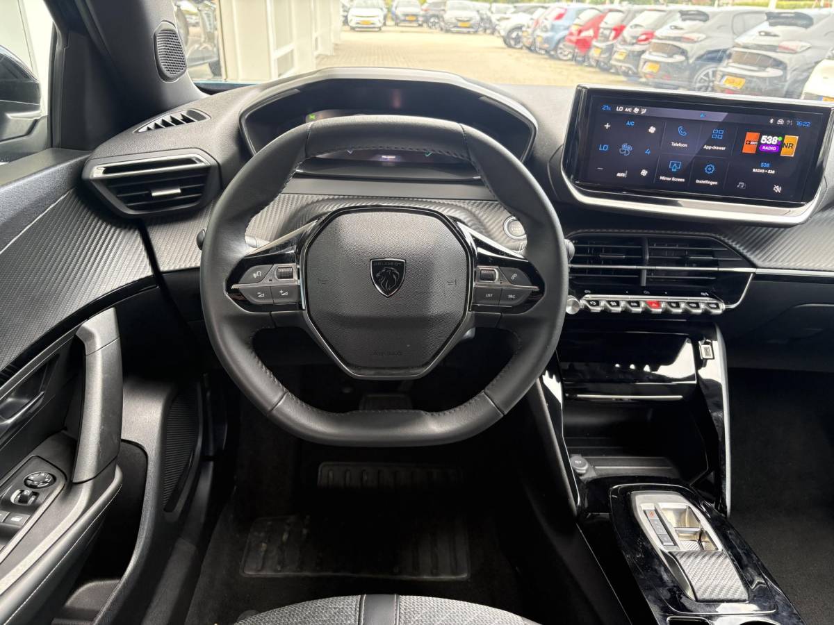 Peugeot e-2008 Peugeot e-2008 EV Allure 54 kWh | tot 406km WLTP range | Parkeersensoren voor + achter | Draadloos Apple Carplay/Android Auto | Cruise Control | Privacy Glass