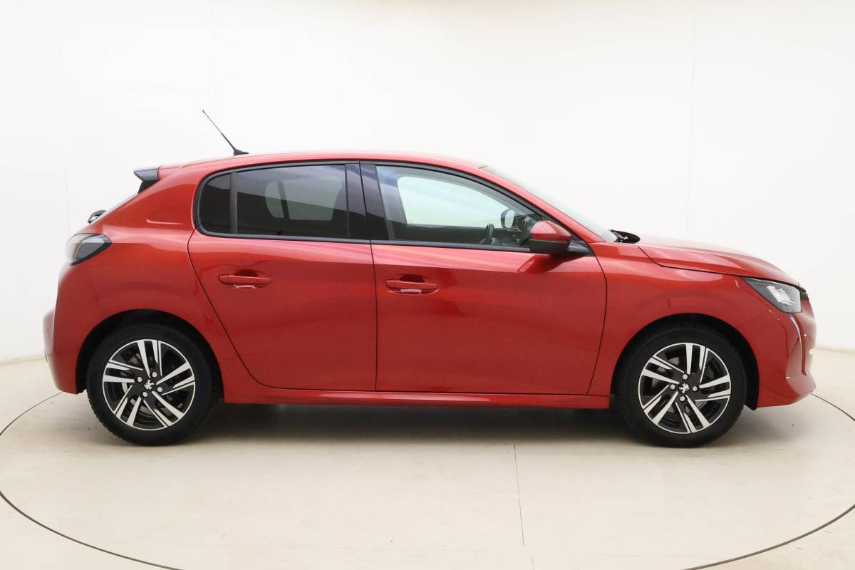 Peugeot 208 Peugeot 208 1.2 Turbo Allure 100pk | Lederenbekleding | Stoelverwarming | Navigatie | climate control