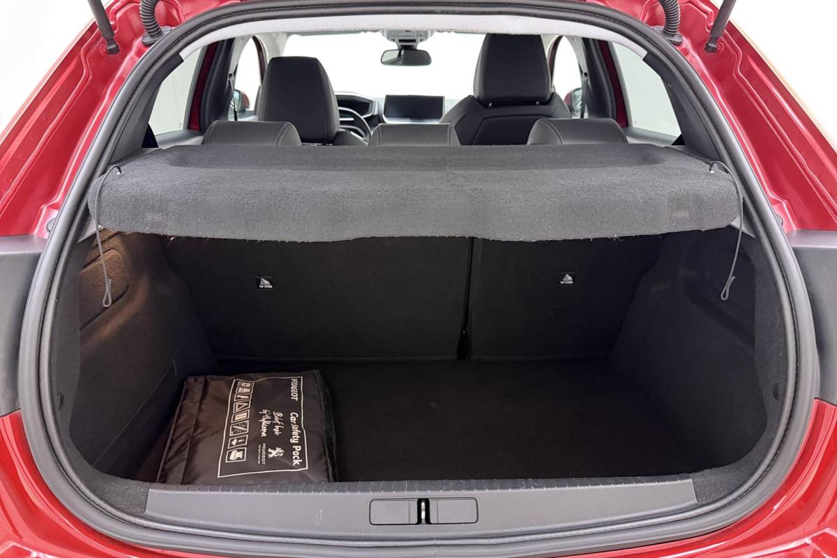 Peugeot 208 Peugeot 208 1.2 Turbo Allure 100pk | Lederenbekleding | Stoelverwarming | Navigatie | climate control