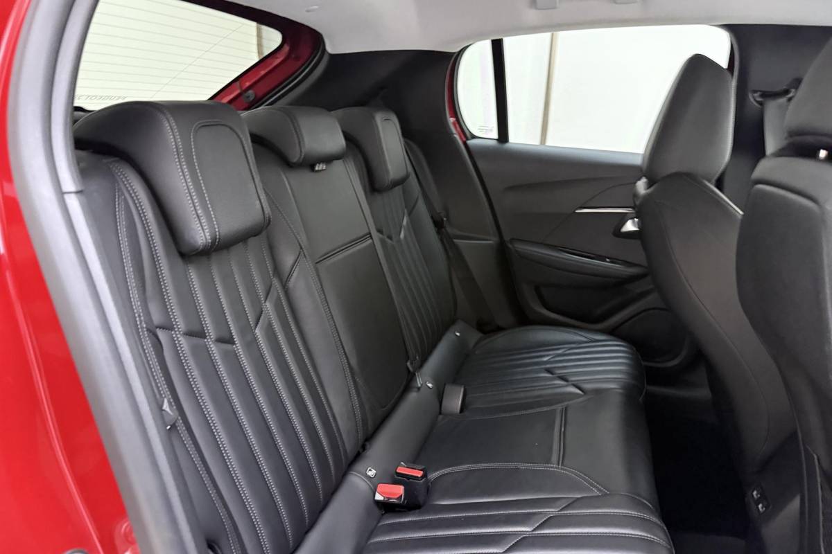 Peugeot 208 Peugeot 208 1.2 Turbo Allure 100pk | Lederenbekleding | Stoelverwarming | Navigatie | climate control
