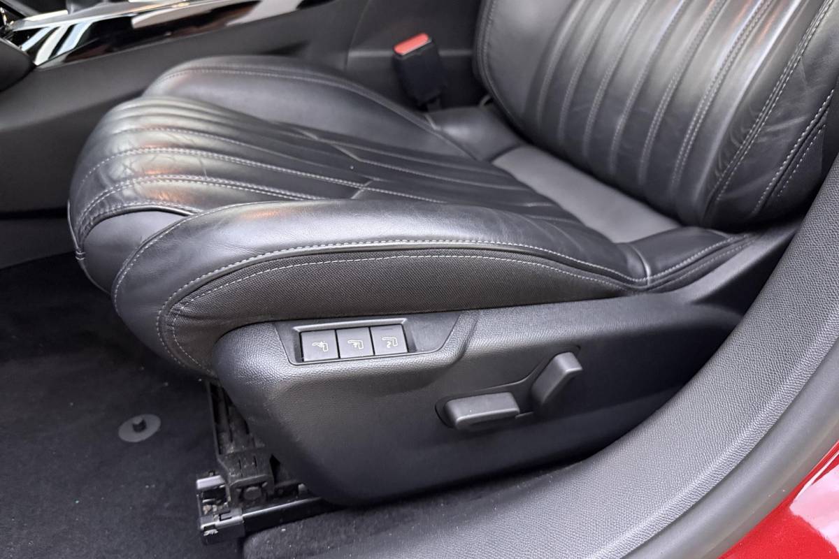 Peugeot 208 Peugeot 208 1.2 Turbo Allure 100pk | Lederenbekleding | Stoelverwarming | Navigatie | climate control