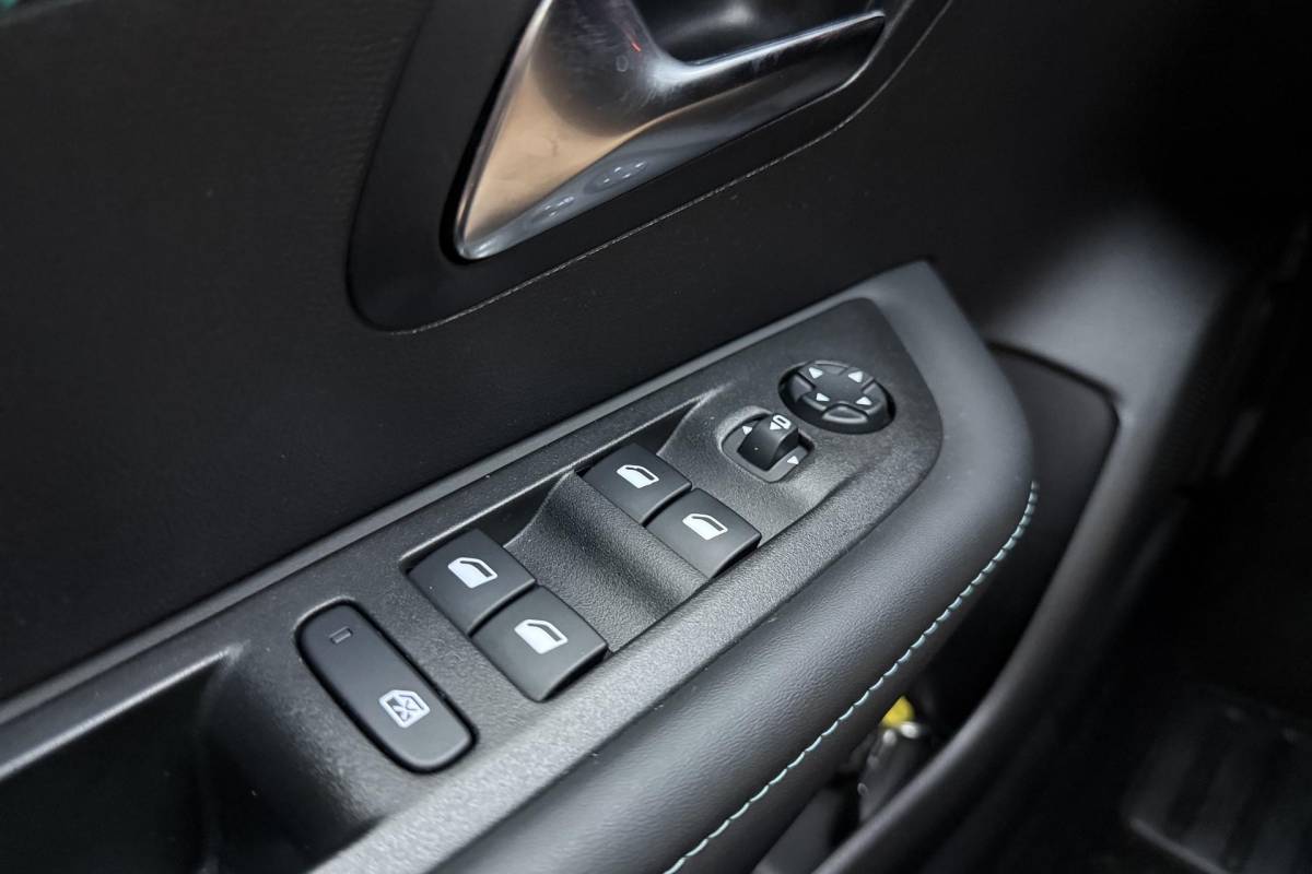 Peugeot 208 Peugeot 208 1.2 Turbo Allure 100pk | Lederenbekleding | Stoelverwarming | Navigatie | climate control