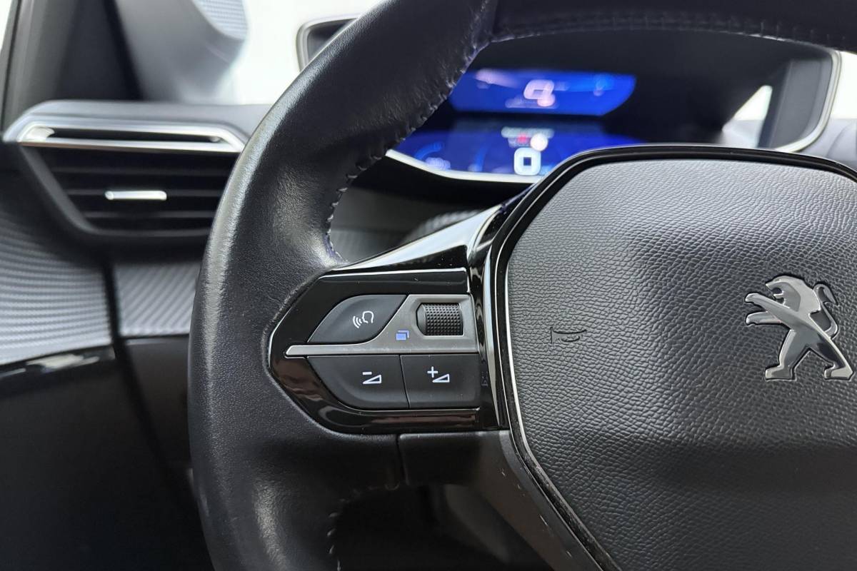 Peugeot 208 Peugeot 208 1.2 Turbo Allure 100pk | Lederenbekleding | Stoelverwarming | Navigatie | climate control