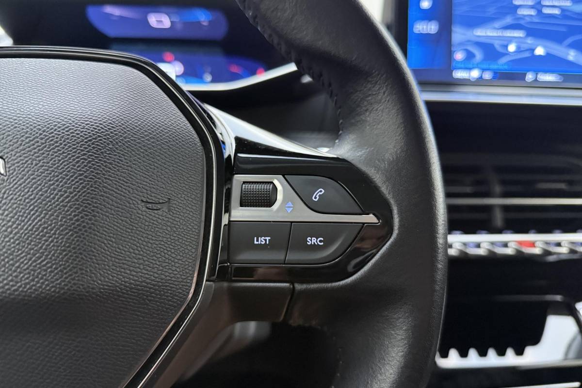 Peugeot 208 Peugeot 208 1.2 Turbo Allure 100pk | Lederenbekleding | Stoelverwarming | Navigatie | climate control