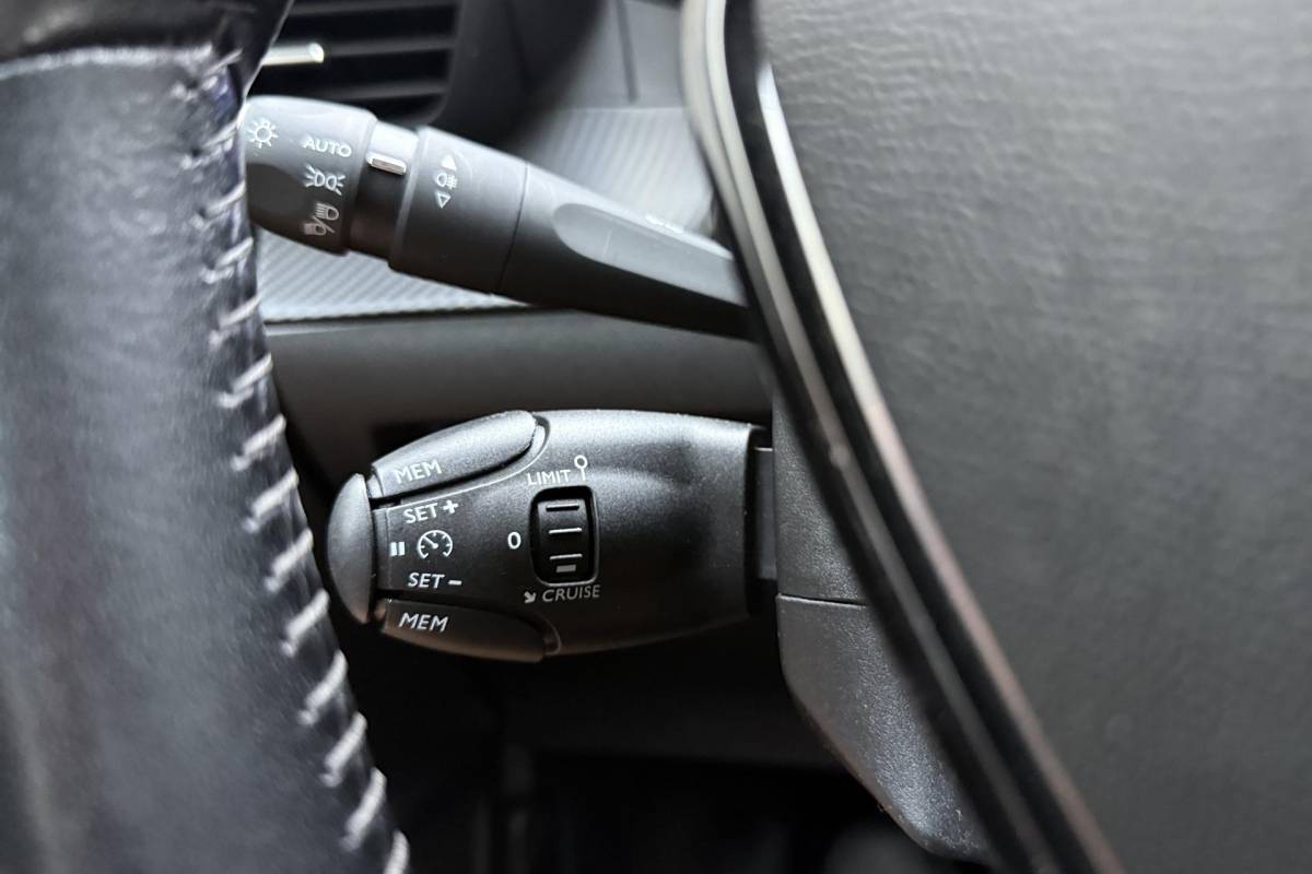 Peugeot 208 Peugeot 208 1.2 Turbo Allure 100pk | Lederenbekleding | Stoelverwarming | Navigatie | climate control