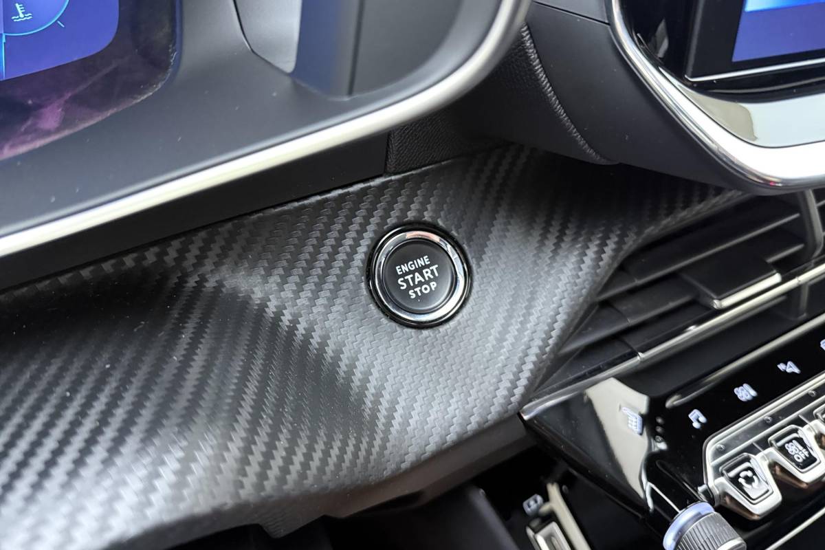 Peugeot 208 Peugeot 208 1.2 Turbo Allure 100pk | Lederenbekleding | Stoelverwarming | Navigatie | climate control