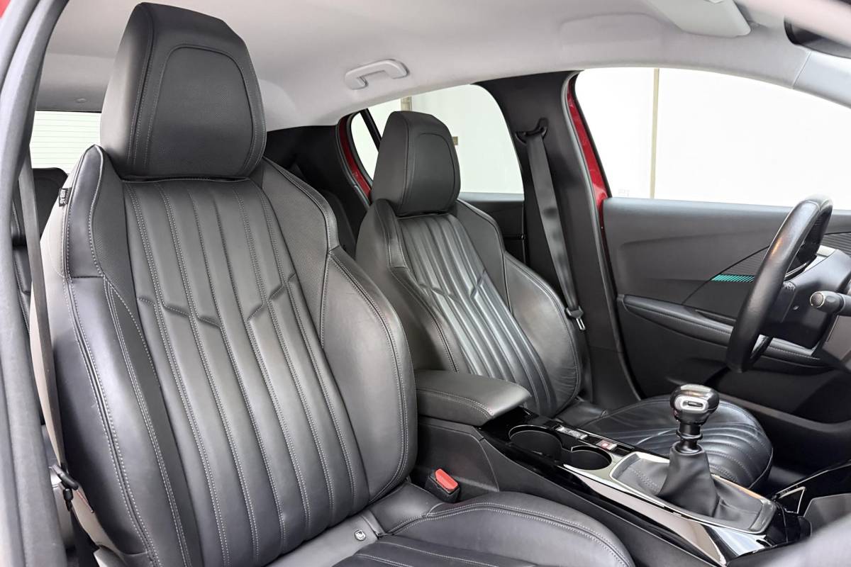 Peugeot 208 Peugeot 208 1.2 Turbo Allure 100pk | Lederenbekleding | Stoelverwarming | Navigatie | climate control