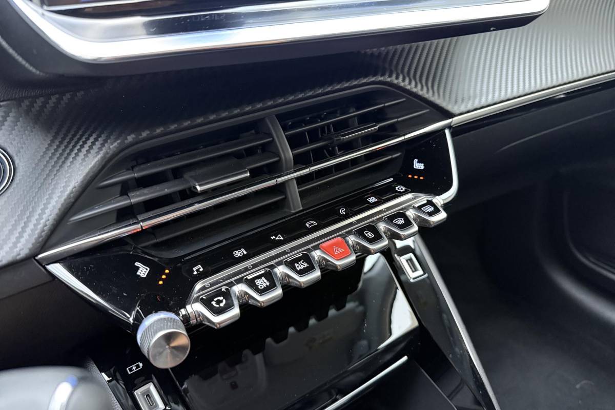Peugeot 208 Peugeot 208 1.2 Turbo Allure 100pk | Lederenbekleding | Stoelverwarming | Navigatie | climate control