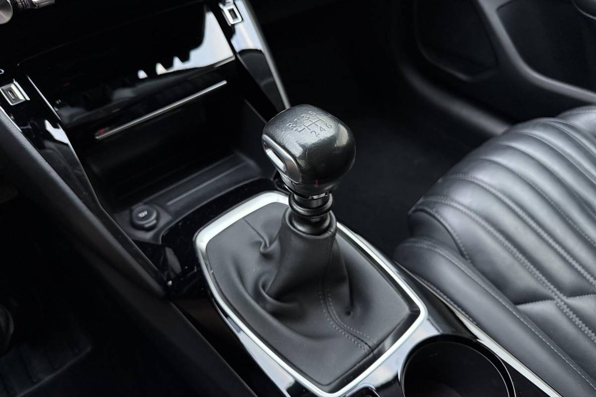 Peugeot 208 Peugeot 208 1.2 Turbo Allure 100pk | Lederenbekleding | Stoelverwarming | Navigatie | climate control