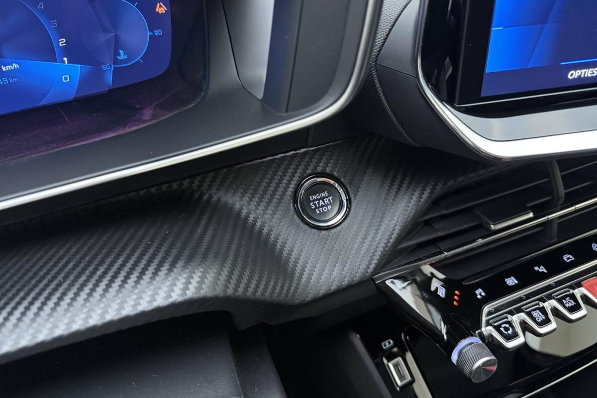 Peugeot 208 Peugeot 208 1.2 Turbo Allure 100pk | Lederenbekleding | Stoelverwarming | Navigatie | climate control