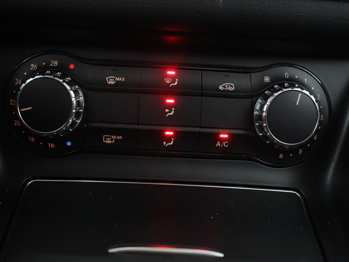 Mercedes-Benz CLA Mercedes-Benz CLA-klasse Shooting Brake 200 Ambition | Panoramadak | Cruise control |  Dodehoek detectie | Leder | Stoelverwarming | Park assist | Climate control | Navigatie | Bluetooth