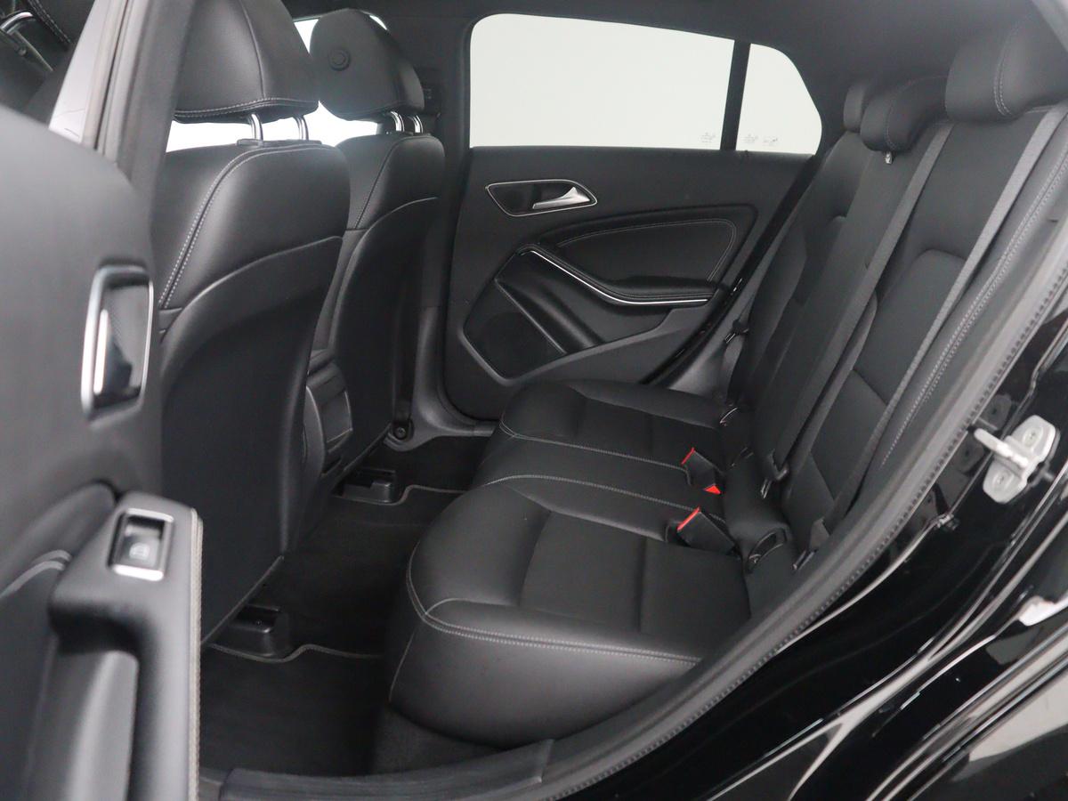 Mercedes-Benz CLA Mercedes-Benz CLA-klasse Shooting Brake 200 Ambition | Panoramadak | Cruise control |  Dodehoek detectie | Leder | Stoelverwarming | Park assist | Climate control | Navigatie | Bluetooth