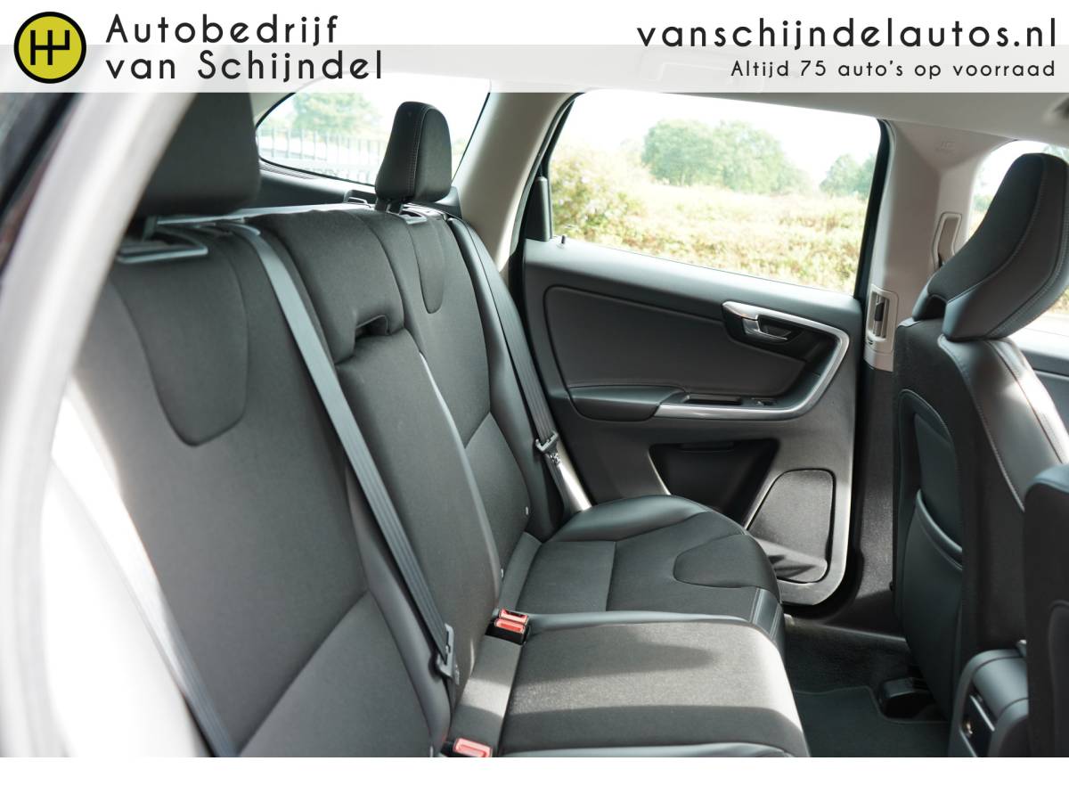 Volvo XC60 Volvo XC60 2.0 D4 191PK FWD MOMENTUM CAMERA TREKHAAK STOELVERWARMING NAVIGATIE 1/2 LEDER CLIMA CRUISE BLUETOOTH PDC V+A LMV ELECTR.KLEP XENON ENZ…